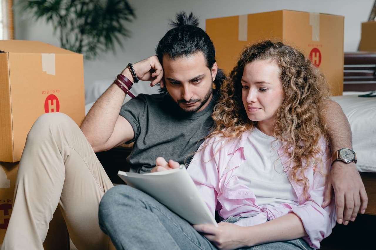 couple making a plan on how to cope with moving regrets